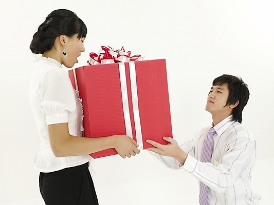 포토 JPG 스튜디오촬영 여자 남자 포즈 실내 표정 선물 누끼 사람 정장 상반신 20대 성인 두명 가로 빨간색 선물상자 한국인 직장인 비즈니스맨 비즈니스우먼 청년만 성인만 국내포토 직업 옷 컬러 비즈니스 동양인 청년 내부 상자 파일형식