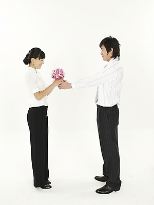 포토 JPG 스튜디오촬영 전신 여자 남자 꽃다발 포즈 실내 누끼 사람 정장 20대 성인 두명 세로 한국인 직장인 비즈니스맨 비즈니스우먼 청년만 성인만 국내포토 직업 옷 꽃 비즈니스 동양인 청년 내부 파일형식