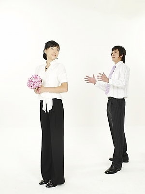 포토 JPG 스튜디오촬영 전신 여자 남자 꽃다발 포즈 실내 누끼 사람 정장 20대 성인 두명 세로 한국인 직장인 비즈니스맨 비즈니스우먼 청년만 성인만 국내포토 직업 옷 꽃 비즈니스 동양인 청년 내부 파일형식