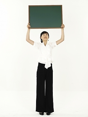 포토 JPG 스튜디오촬영 전신 여자 포즈 비즈니스 실내 표정 한명 들기 누끼 사람 20대 성인 세로 칠판 공백 한국인 직장인 알림 여자만 여자한명만 성인여자만 청년만 청년여자만 성인한명만 청년여자한명만 성인여자한명만 성인만 국내포토 직업 1 모션 동양인 청년 내부 파일형식