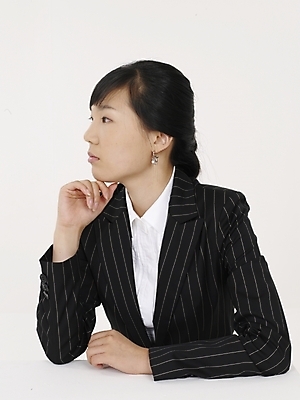 포토 JPG 스튜디오촬영 여자 포즈 실내 표정 한명 누끼 사람 정장 상반신 20대 성인 세로 한국인 직장인 비즈니스우먼 여자만 여자한명만 성인여자만 청년만 청년여자만 성인한명만 청년여자한명만 성인여자한명만 성인만 국내포토 직업 1 옷 비즈니스 동양인 청년 내부 파일형식