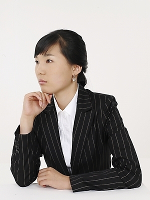 포토 JPG 스튜디오촬영 여자 포즈 실내 표정 한명 누끼 사람 정장 상반신 20대 성인 세로 한국인 직장인 비즈니스우먼 여자만 여자한명만 성인여자만 청년만 청년여자만 성인한명만 청년여자한명만 성인여자한명만 성인만 국내포토 직업 1 옷 비즈니스 동양인 청년 내부 파일형식