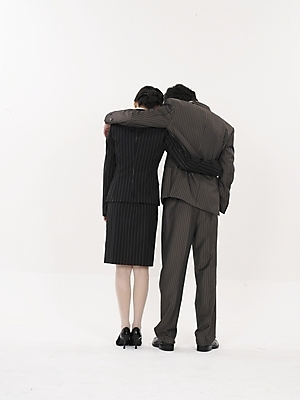 포토 JPG 스튜디오촬영 여자 남자 포즈 스트레스 실내 누끼 사람 정장 20대 성인 두명 뒷모습 세로 한국인 직장인 비즈니스맨 비즈니스우먼 청년만 성인만 국내포토 직업 옷 뷰포인트 비즈니스 동양인 청년 내부 파일형식