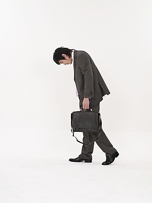 포토 JPG 스튜디오촬영 남자 포즈 서류가방 가방 스트레스 실내 피곤 숙이기 고개숙이기 한명 누끼 사람 정장 20대 성인 세로 한국인 직장인 비즈니스맨 남자만 남자한명만 성인남자만 청년만 청년남자만 청년남자한명만 성인한명만 성인남자한명만 성인만 국내포토 직업 1 잡화 옷 컨셉 비즈니스 동양인 청년 내부 파일형식