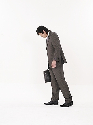 포토 JPG 스튜디오촬영 남자 포즈 서류가방 가방 스트레스 실내 피곤 숙이기 고개숙이기 한명 누끼 사람 정장 20대 성인 세로 한국인 직장인 비즈니스맨 남자만 남자한명만 성인남자만 청년만 청년남자만 청년남자한명만 성인한명만 성인남자한명만 성인만 국내포토 직업 1 잡화 옷 컨셉 비즈니스 동양인 청년 내부 파일형식