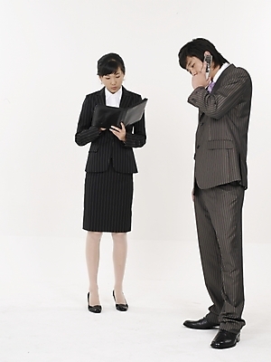 포토 JPG 스튜디오촬영 여자 남자 포즈 실내 누끼 사람 정장 20대 성인 두명 세로 스마트폰 한국인 직장인 비즈니스맨 비즈니스우먼 통화 청년만 성인만 국내포토 직업 옷 비즈니스 모션 동양인 청년 내부 핸드폰 스마트기기 파일형식