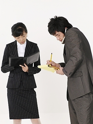 포토 JPG 스튜디오촬영 여자 남자 포즈 실내 사람 정장 상반신 20대 성인 두명 세로 스마트폰 한국인 메모지 직장인 비즈니스맨 비즈니스우먼 통화 청년만 성인만 국내포토 직업 옷 비즈니스 모션 동양인 청년 내부 핸드폰 스마트기기 사무용품 파일형식