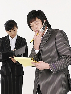 포토 JPG 스튜디오촬영 여자 남자 포즈 실내 사람 정장 상반신 20대 성인 두명 세로 스마트폰 한국인 직장인 비즈니스맨 비즈니스우먼 통화 청년만 성인만 국내포토 직업 옷 비즈니스 모션 동양인 청년 내부 핸드폰 스마트기기 파일형식