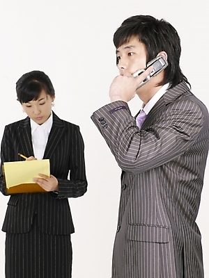 포토 JPG 스튜디오촬영 여자 남자 포즈 실내 사람 정장 상반신 20대 성인 두명 세로 스마트폰 한국인 직장인 비즈니스맨 비즈니스우먼 통화 청년만 성인만 국내포토 직업 옷 비즈니스 모션 동양인 청년 내부 핸드폰 스마트기기 파일형식