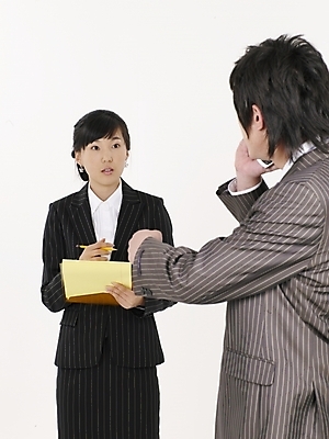 포토 JPG 스튜디오촬영 여자 남자 포즈 실내 사람 정장 상반신 20대 성인 두명 세로 스마트폰 한국인 직장인 비즈니스맨 비즈니스우먼 통화 청년만 성인만 국내포토 직업 옷 비즈니스 모션 동양인 청년 내부 핸드폰 스마트기기 파일형식