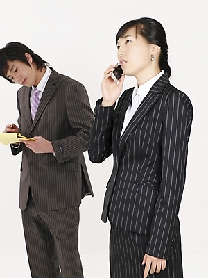 포토 JPG 스튜디오촬영 여자 남자 포즈 실내 사람 정장 상반신 20대 성인 두명 세로 스마트폰 한국인 직장인 비즈니스맨 비즈니스우먼 통화 청년만 성인만 국내포토 직업 옷 비즈니스 모션 동양인 청년 내부 핸드폰 스마트기기 파일형식