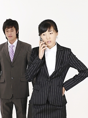 포토 JPG 스튜디오촬영 여자 남자 포즈 스트레스 실내 사람 정장 상반신 20대 성인 두명 세로 스마트폰 한국인 직장인 비즈니스맨 비즈니스우먼 통화 청년만 성인만 국내포토 직업 옷 비즈니스 모션 동양인 청년 내부 핸드폰 스마트기기 파일형식