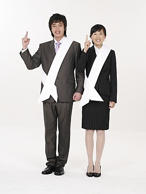 포토 JPG 스튜디오촬영 여자 남자 포즈 실내 누끼 사람 정장 손짓 20대 성인 두명 세로 한국인 직장인 비즈니스맨 비즈니스우먼 선거 사회이슈 어깨띠 선거활동 청년만 성인만 국내포토 직업 옷 컨셉 비즈니스 모션 동양인 청년 내부 민주주의 파일형식