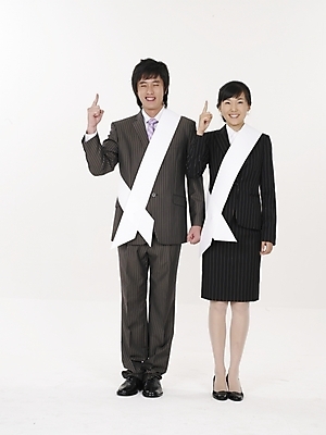 포토 JPG 스튜디오촬영 여자 남자 포즈 실내 누끼 사람 정장 손짓 20대 성인 두명 세로 한국인 직장인 비즈니스맨 비즈니스우먼 선거 사회이슈 어깨띠 선거활동 청년만 성인만 국내포토 직업 옷 컨셉 비즈니스 모션 동양인 청년 내부 민주주의 파일형식