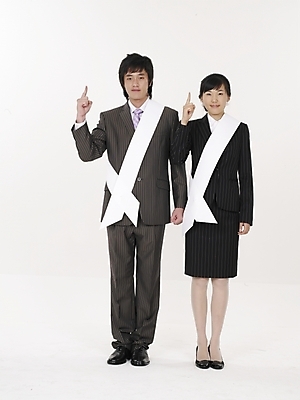 포토 JPG 스튜디오촬영 여자 남자 포즈 실내 누끼 사람 정장 20대 성인 두명 세로 한국인 직장인 비즈니스맨 비즈니스우먼 선거 사회이슈 어깨띠 선거활동 청년만 성인만 국내포토 직업 옷 컨셉 비즈니스 동양인 청년 내부 민주주의 파일형식