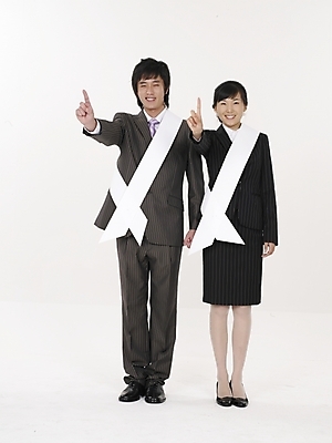 포토 JPG 스튜디오촬영 전신 여자 남자 포즈 비즈니스 실내 표정 누끼 사람 정장 손짓 20대 성인 두명 세로 한국인 직장인 비즈니스맨 선거 사회이슈 어깨띠 선거활동 청년만 성인만 국내포토 직업 옷 컨셉 모션 동양인 청년 내부 민주주의 파일형식