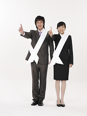 포토 JPG 스튜디오촬영 전신 여자 남자 포즈 비즈니스 실내 표정 누끼 사람 정장 손짓 20대 성인 두명 세로 한국인 직장인 비즈니스맨 선거 사회이슈 어깨띠 선거활동 청년만 성인만 국내포토 직업 옷 컨셉 모션 동양인 청년 내부 민주주의 파일형식