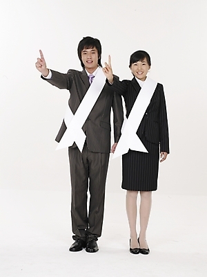 포토 JPG 스튜디오촬영 전신 여자 남자 포즈 비즈니스 실내 표정 누끼 사람 정장 20대 성인 두명 세로 한국인 직장인 비즈니스맨 선거 사회이슈 어깨띠 선거활동 청년만 성인만 국내포토 직업 옷 컨셉 동양인 청년 내부 민주주의 파일형식