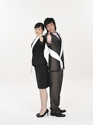 포토 JPG 스튜디오촬영 전신 여자 남자 포즈 비즈니스 실내 표정 누끼 사람 정장 20대 성인 두명 세로 한국인 직장인 비즈니스맨 선거 사회이슈 어깨띠 선거활동 청년만 성인만 국내포토 직업 옷 컨셉 동양인 청년 내부 민주주의 파일형식