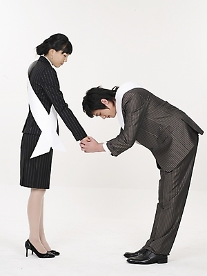 포토 JPG 스튜디오촬영 전신 여자 남자 포즈 비즈니스 악수 실내 표정 누끼 사람 정장 20대 성인 두명 세로 거래 한국인 인사 직장인 비즈니스맨 선거 사회이슈 계약 어깨띠 선거활동 청년만 성인만 국내포토 직업 옷 컨셉 동양인 손짓 청년 내부 예절 민주주의 파일형식