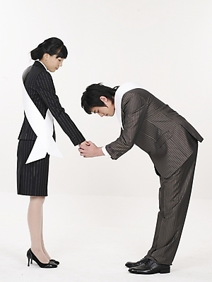 포토 JPG 스튜디오촬영 전신 여자 남자 포즈 비즈니스 악수 실내 표정 누끼 사람 정장 20대 성인 두명 세로 거래 한국인 인사 직장인 비즈니스맨 선거 사회이슈 계약 어깨띠 선거활동 청년만 성인만 국내포토 직업 옷 컨셉 동양인 손짓 청년 내부 예절 민주주의 파일형식