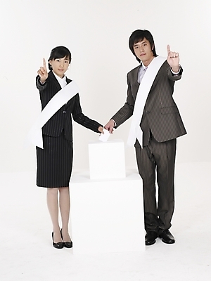 포토 JPG 스튜디오촬영 전신 여자 남자 포즈 비즈니스 실내 표정 누끼 사람 정장 20대 성인 두명 세로 한국인 흰색 선거 사회이슈 투표용지 어깨띠 선거활동 투표함 청년만 성인만 국내포토 옷 컬러 컨셉 동양인 청년 내부 투표 민주주의 파일형식