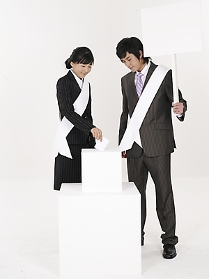 포토 JPG 스튜디오촬영 전신 여자 남자 포즈 비즈니스 실내 표정 누끼 사람 정장 20대 성인 두명 세로 팻말 한국인 흰색 선거 사회이슈 투표용지 어깨띠 선거활동 투표함 청년만 성인만 국내포토 옷 컬러 컨셉 프레임 동양인 청년 내부 투표 민주주의 파일형식