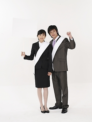 포토 JPG 스튜디오촬영 전신 여자 남자 포즈 비즈니스 실내 표정 누끼 사람 정장 20대 성인 두명 세로 팻말 한국인 흰색 선거 사회이슈 어깨띠 선거활동 청년만 성인만 국내포토 옷 컬러 컨셉 프레임 동양인 청년 내부 민주주의 파일형식