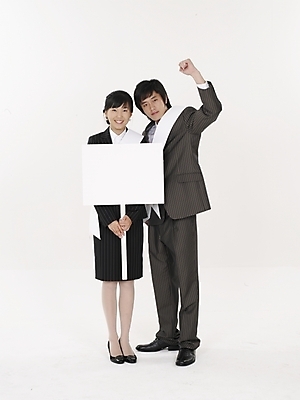 포토 JPG 스튜디오촬영 전신 여자 남자 포즈 비즈니스 실내 표정 누끼 사람 정장 20대 성인 두명 세로 팻말 한국인 흰색 선거 사회이슈 어깨띠 선거활동 청년만 성인만 국내포토 옷 컬러 컨셉 프레임 동양인 청년 내부 민주주의 파일형식