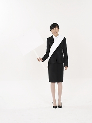 포토 JPG 스튜디오촬영 전신 여자 포즈 비즈니스 실내 표정 한명 누끼 사람 정장 20대 성인 세로 공백 팻말 한국인 흰색 선거 사회이슈 알림 어깨띠 선거활동 여자만 여자한명만 성인여자만 청년만 청년여자만 성인한명만 청년여자한명만 성인여자한명만 성인만 국내포토 1 옷 컬러 컨셉 프레임 동양인 청년 내부 민주주의 파일형식