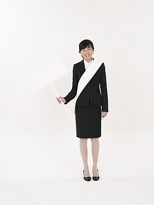 포토 JPG 스튜디오촬영 전신 여자 포즈 비즈니스 실내 표정 한명 누끼 사람 정장 20대 성인 세로 팻말 한국인 흰색 선거 사회이슈 어깨띠 선거활동 여자만 여자한명만 성인여자만 청년만 청년여자만 성인한명만 청년여자한명만 성인여자한명만 성인만 국내포토 1 옷 컬러 컨셉 프레임 동양인 청년 내부 민주주의 파일형식