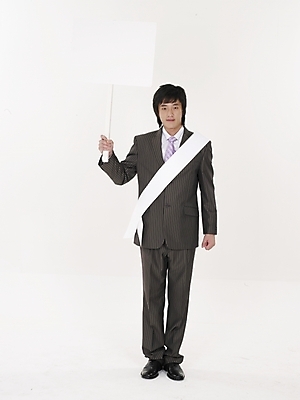 포토 JPG 스튜디오촬영 전신 남자 포즈 비즈니스 실내 표정 한명 누끼 사람 정장 20대 성인 세로 팻말 한국인 흰색 선거 사회이슈 어깨띠 선거활동 남자만 남자한명만 성인남자만 청년만 청년남자만 청년남자한명만 성인한명만 성인남자한명만 성인만 국내포토 1 옷 컬러 컨셉 프레임 동양인 청년 내부 민주주의 파일형식