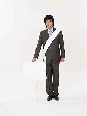 포토 JPG 스튜디오촬영 전신 남자 포즈 실내 표정 한명 누끼 사람 정장 20대 성인 세로 팻말 한국인 흰색 선거 사회이슈 어깨띠 선거활동 남자만 남자한명만 성인남자만 청년만 청년남자만 청년남자한명만 성인한명만 성인남자한명만 성인만 국내포토 1 옷 컬러 컨셉 프레임 동양인 청년 내부 민주주의 파일형식