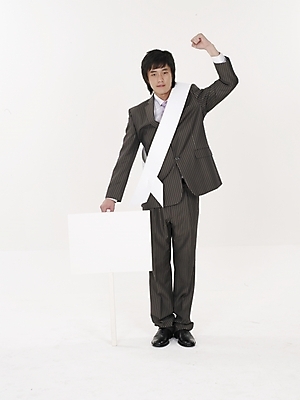 포토 JPG 스튜디오촬영 전신 남자 포즈 실내 표정 한명 누끼 사람 정장 20대 성인 세로 팻말 한국인 흰색 선거 사회이슈 어깨띠 선거활동 남자만 남자한명만 성인남자만 청년만 청년남자만 청년남자한명만 성인한명만 성인남자한명만 성인만 국내포토 1 옷 컬러 컨셉 프레임 동양인 청년 내부 민주주의 파일형식