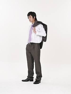 포토 JPG 스튜디오촬영 전신 남자 포즈 스트레스 실내 표정 피곤 한명 누끼 사람 정장 20대 성인 세로 한국인 직장인 비즈니스맨 남자만 남자한명만 성인남자만 청년만 청년남자만 청년남자한명만 성인한명만 성인남자한명만 성인만 국내포토 직업 1 옷 컨셉 비즈니스 동양인 청년 내부 파일형식