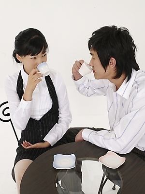 포토 JPG 스튜디오촬영 전신 여자 남자 여유 커피 포즈 의자 탁자 티타임 휴식 실내 표정 사람 정장 20대 성인 두명 세로 한국인 마시기 직장인 비즈니스맨 비즈니스우먼 차 커피잔 찻잔 청년만 성인만 국내포토 직업 옷 감정 음료 가구 컨셉 비즈니스 모션 잔 동양인 청년 내부 파일형식