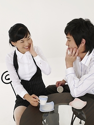 포토 JPG 스튜디오촬영 전신 여자 남자 여유 포즈 의자 탁자 티타임 휴식 실내 표정 사람 정장 20대 성인 두명 세로 마주보기 한국인 마시기 직장인 비즈니스맨 비즈니스우먼 차 찻잔 청년만 성인만 국내포토 직업 옷 감정 음료 가구 컨셉 비즈니스 모션 잔 동양인 청년 내부 파일형식