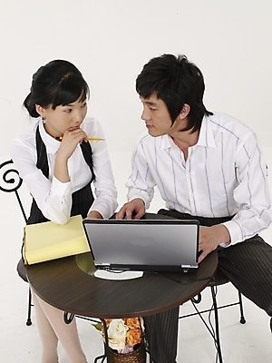 포토 JPG 스튜디오촬영 전신 여자 남자 포즈 의자 탁자 실내 사람 정장 20대 성인 두명 세로 노트북 컴퓨터 연필 노란색 마주보기 공책 한국인 직장인 비즈니스맨 비즈니스우먼 연습장 청년만 성인만 국내포토 직업 옷 컬러 가구 비즈니스 모션 문구용품 학용품 동양인 청년 내부 전자제품 필기구 파일형식