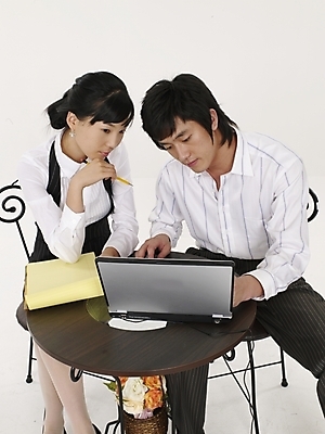 포토 JPG 스튜디오촬영 전신 여자 남자 포즈 의자 탁자 실내 표정 사람 정장 20대 성인 두명 세로 노트북 컴퓨터 연필 노란색 공책 한국인 직장인 비즈니스맨 비즈니스우먼 연습장 청년만 성인만 국내포토 직업 옷 컬러 가구 비즈니스 문구용품 학용품 동양인 청년 내부 전자제품 필기구 파일형식