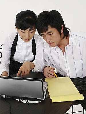 포토 JPG 스튜디오촬영 여자 남자 포즈 의자 탁자 실내 표정 사람 정장 상반신 20대 성인 두명 세로 노트북 컴퓨터 연필 노란색 공책 한국인 직장인 비즈니스맨 비즈니스우먼 연습장 청년만 성인만 국내포토 직업 옷 컬러 가구 비즈니스 문구용품 학용품 동양인 청년 내부 전자제품 필기구 파일형식