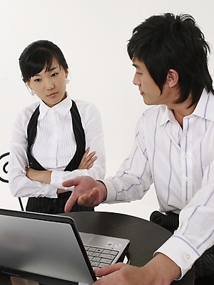 포토 JPG 스튜디오촬영 여자 남자 포즈 탁자 실내 표정 사람 정장 상반신 20대 성인 두명 세로 노트북 컴퓨터 한국인 직장인 비즈니스맨 비즈니스우먼 청년만 성인만 국내포토 직업 옷 가구 비즈니스 동양인 청년 내부 전자제품 파일형식