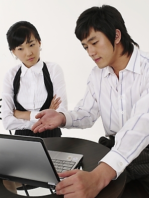 포토 JPG 스튜디오촬영 여자 남자 포즈 탁자 실내 표정 사람 정장 상반신 20대 성인 두명 세로 노트북 컴퓨터 한국인 직장인 비즈니스맨 비즈니스우먼 청년만 성인만 국내포토 직업 옷 가구 비즈니스 동양인 청년 내부 전자제품 파일형식