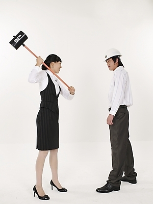 포토 JPG 스튜디오촬영 전신 모자 여자 남자 포즈 컨셉 실내 표정 누끼 사람 정장 20대 성인 두명 세로 한국인 직장인 비즈니스맨 비즈니스우먼 망치 안전모 청년만 성인만 국내포토 직업 잡화 옷 비즈니스 동양인 청년 내부 공구 헬멧 안전장비 파일형식