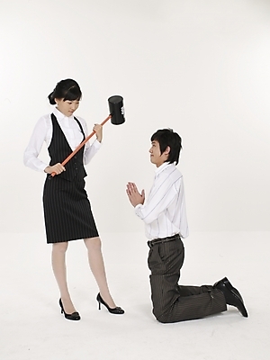 포토 JPG 스튜디오촬영 전신 여자 남자 포즈 컨셉 실내 표정 누끼 사람 정장 20대 성인 두명 세로 한국인 직장인 비즈니스맨 비즈니스우먼 망치 청년만 성인만 국내포토 직업 옷 비즈니스 동양인 청년 내부 공구 파일형식