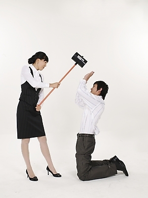 포토 JPG 스튜디오촬영 전신 여자 남자 포즈 컨셉 실내 표정 누끼 사람 정장 20대 성인 두명 세로 한국인 직장인 비즈니스맨 비즈니스우먼 망치 청년만 성인만 국내포토 직업 옷 비즈니스 동양인 청년 내부 공구 파일형식