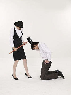 포토 JPG 스튜디오촬영 전신 여자 남자 포즈 컨셉 실내 표정 누끼 사람 정장 20대 성인 두명 세로 한국인 직장인 비즈니스맨 비즈니스우먼 망치 청년만 성인만 국내포토 직업 옷 비즈니스 동양인 청년 내부 공구 파일형식