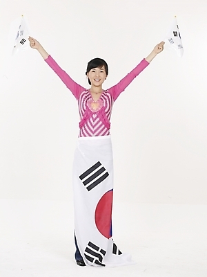 포토 JPG 스튜디오촬영 전신 여자 분홍색 포즈 응원 실내 표정 한명 누끼 사람 20대 성인 빨간색 한국인 깃발 국기 태극기 애국심 여자만 여자한명만 성인여자만 청년만 청년여자만 성인한명만 청년여자한명만 성인여자한명만 성인만 국내포토 1 컬러 동양인 청년 내부 파일형식