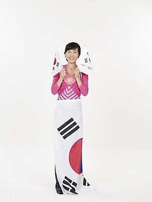 포토 JPG 스튜디오촬영 전신 여자 분홍색 포즈 응원 실내 표정 한명 누끼 사람 20대 성인 빨간색 한국인 깃발 국기 태극기 애국심 여자만 여자한명만 성인여자만 청년만 청년여자만 성인한명만 청년여자한명만 성인여자한명만 성인만 국내포토 1 컬러 동양인 청년 내부 파일형식