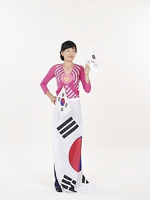 포토 JPG 스튜디오촬영 전신 여자 분홍색 포즈 응원 실내 표정 한명 누끼 사람 20대 성인 빨간색 한국인 깃발 국기 태극기 애국심 여자만 여자한명만 성인여자만 청년만 청년여자만 성인한명만 청년여자한명만 성인여자한명만 성인만 국내포토 1 컬러 동양인 청년 내부 파일형식