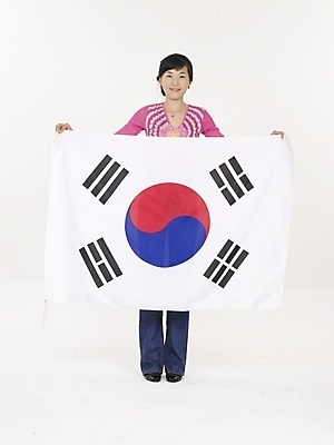 포토 JPG 스튜디오촬영 전신 여자 분홍색 포즈 응원 실내 표정 한명 누끼 사람 20대 성인 빨간색 한국인 국기 태극기 애국심 여자만 여자한명만 성인여자만 청년만 청년여자만 성인한명만 청년여자한명만 성인여자한명만 성인만 국내포토 1 컬러 동양인 청년 내부 파일형식